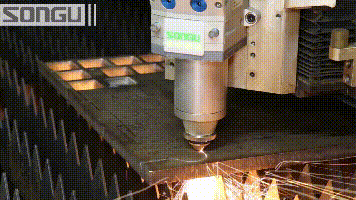 大功(gong)率(lv)光纖(xian)激光切割機切割碳鋼工件