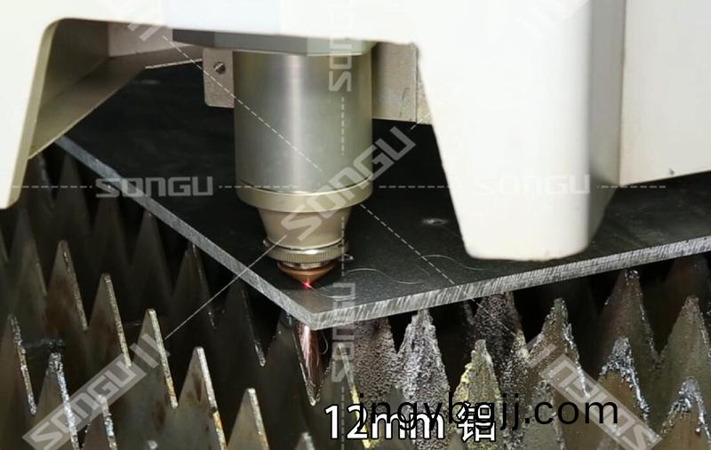 大功率(lv)光纖激光切(qie)割機切割鋁闆工件