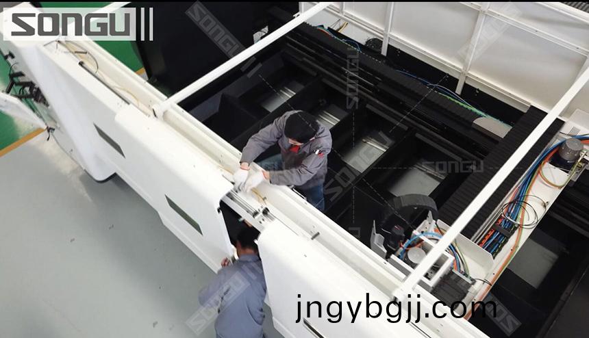 金屬激光切(qie)割(ge)設(she)備啟動