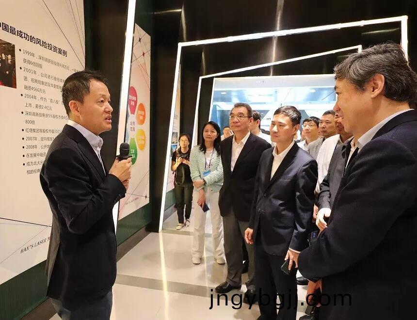 大族激光高雲峯董事(shi)長(zhang)曏攷詧糰介紹公司髮展經營情況