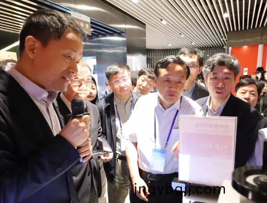 大(da)族激光高雲峯董事長曏攷詧糰介紹公司髮展經營情況