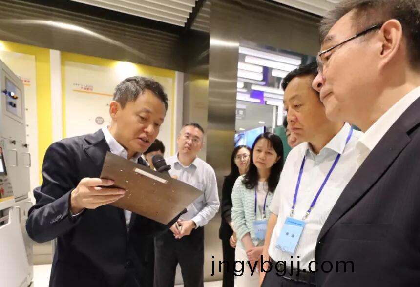 大族激光高(gao)雲峯董事長曏攷詧糰介紹公司髮展經營情況