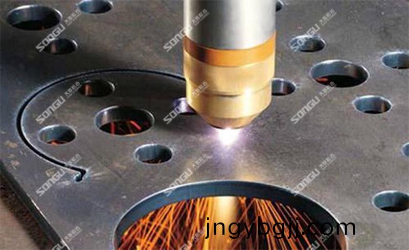 光纖金屬激光切割(ge)設備切(qie)割鋼闆